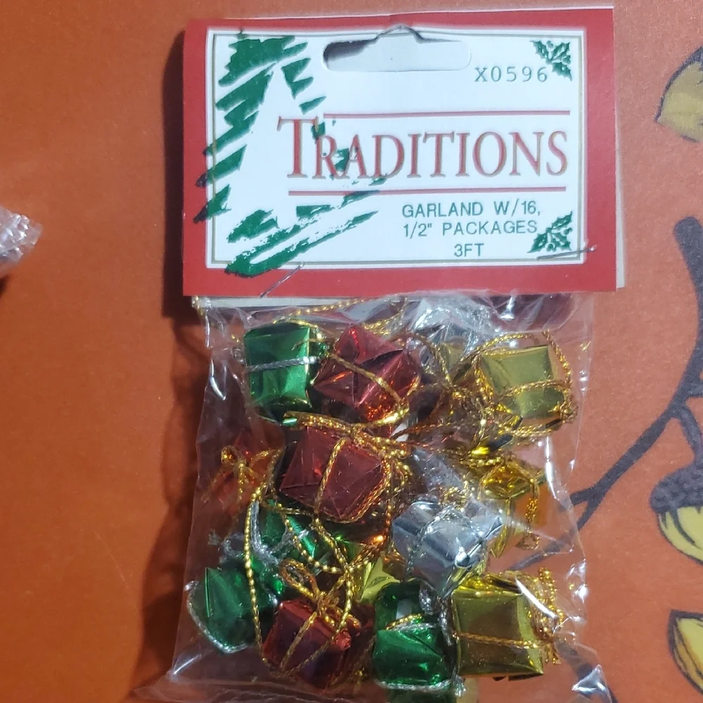 Traditions Christmas Garland with Mini Gift Boxes 3ft 5 Count NIB
